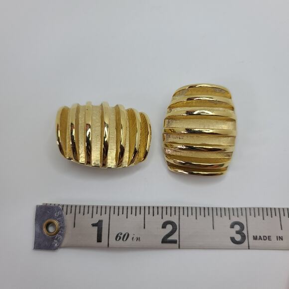 Givenchy Gold Vintage Striped Horizontal Bar Clip Earrings 80's - Picture 4 of 4